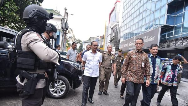 Momen Anies Kunjungi Lokasi Ledakan di Ruko Grand Wijaya