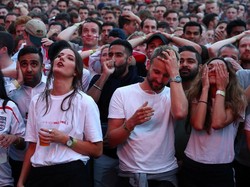 Begini potret kesedihan suporter Inggris dipertandingan melawan Kroasia di semifinal Piala Dunia 2018. REUTERS/Hannah Mckay.