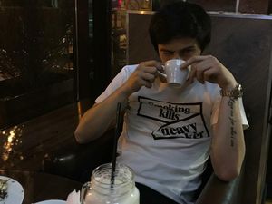 Intip Gaya Ngopi Si Tampan Sardar Azmoun, Messi Iran yang Pensiun Intip Gaya Ngopi Si Tampan Sardar Azmoun, Messi Iran yang Pensiun