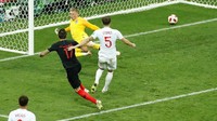 Menerima umpan sundulan Perisic di menit ke-109, Mandzukic menaklukkan Pickford lewat sontekan jarak dekat. Kroasia membalikkan skor menjadi 2-1. (Foto: Damir Sagolj/Reuters)