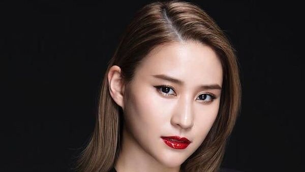 10 Potret Cantik Laurinda Ho, Putri Raja Judi Terkaya di Macau