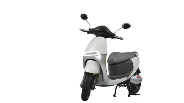 Beda Honda PCX Listrik dan Viar Q1 Saat Hadapi Banjir