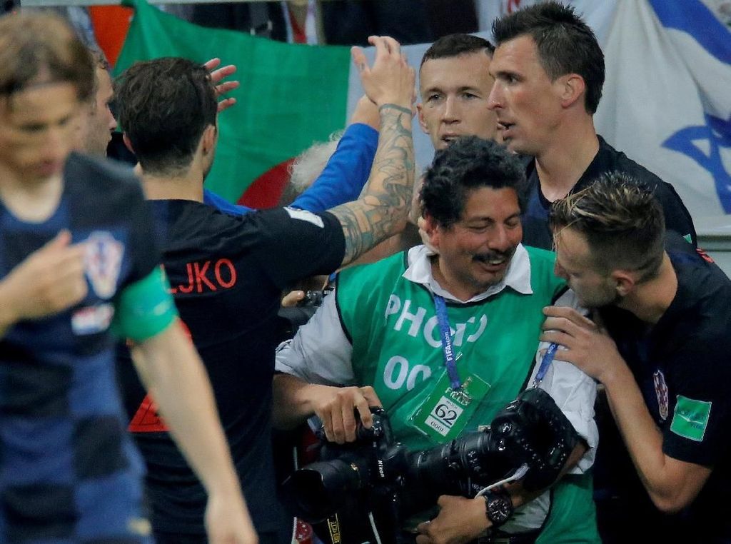 Ditindih Mandzukic dkk, Fotografer Ini Diundang Liburan ke Kroasia Ditindih Mandzukic dkk, Fotografer Ini Diundang Liburan ke Kroasia