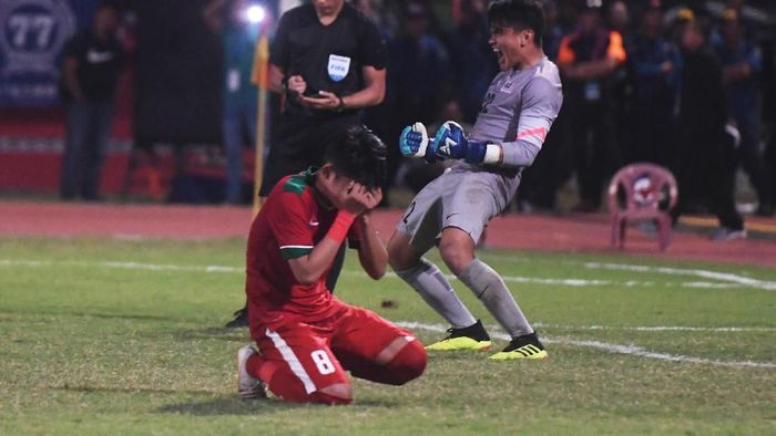 Timnas Indonesia U-19 kalah adu penalti dari Malaysia di semifinal Piala AFF U-19 2018 (Foto: Zabur Karuru/Antara Foto) Timnas Indonesia U-19 kalah adu penalti dari Malaysia di semifinal Piala AFF U-19 2018 (Foto: Zabur Karuru/Antara Foto)