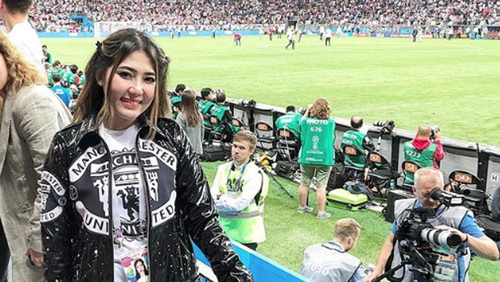 Via Vallen Nonton Kroasia vs Inggris, Netizen : Marko Simic vs De Gea Via Vallen Nonton Kroasia vs Inggris, Netizen : Marko Simic vs De Gea