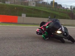 Scott Redding Ngesot-ngesot Naik Skuter Roda 3