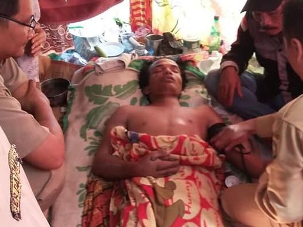 Rizky Korban King Cobra Dimakamkan Usai Guru Spiritual Datang Rizky Korban King Cobra Dimakamkan Usai Guru Spiritual Datang