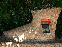 Kotak Pos Pertama di Afrika Selatan Adalah Pohon