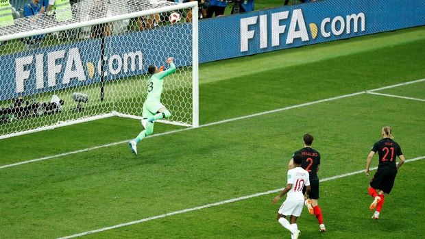 Danijel Subasic tak mampu mengantisipasi tendangan bebas Kieran Trippier.