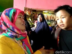 Momen Haru Ibu Ketemu Anak yang Terpisah Saat Beli Seragam