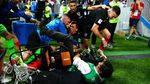 Ups! Pemain-Pemain Kroasia Tindih Fotografer Saat Rayakan Gol Kemenangan