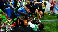 Setelah seri 1-1 sampai waktu normal, Mario Mandzukic mencetak gol kemenangan Kroasia di extra time. Para pemain Kroasia merayakan di pinggir lapangan dan tak sengaja menindih Yuri Cortez, seorang fotografer AFP. Foto: Dan Mullan/Getty Images