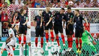 Kieran Trippier bisa mengeksekusi tendangan bebas itu menjadi gol. Inggris memimpin 1-0 di menit kelima. (Foto: Grigory Dukor/Reuters)