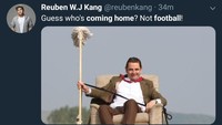 Ternyata bukan trofi Piala Dunia 2018 yang pulang, tapi Mr. Bean! (Foto: Twitter @reubenkang)