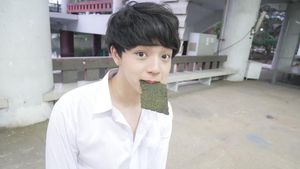 Ganteng dan Imut! Ini Bukti Kalau Suradet, Aktor Muda Thailand Suka Ngemil Nori