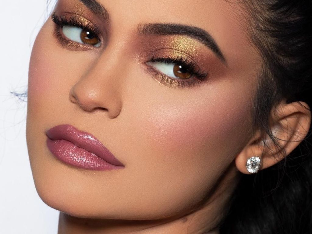 Ini Jadinya Jika Wanita Biasa Makeup Ala Kylie Jenner dengan 37 Langkah Ini Jadinya Jika Wanita Biasa Makeup Ala Kylie Jenner dengan 37 Langkah