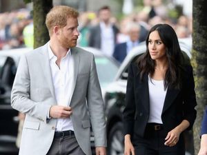 Tampil Maskulin, Meghan Markle Stylish dengan Setelan Jas di Irlandia