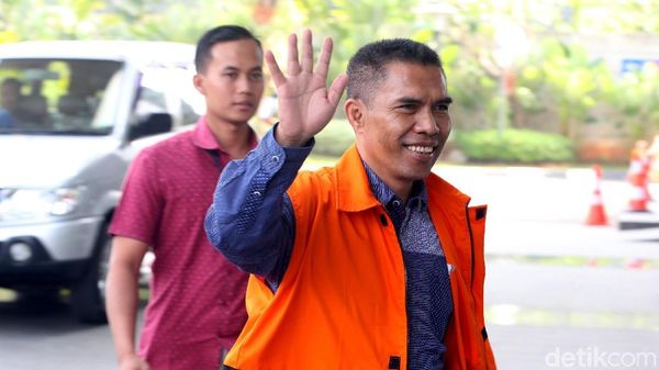 Diperiksa KPK, Ketua DPRD Kota Malang Dadah-dadah