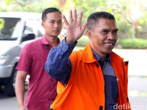 Diperiksa KPK, Ketua DPRD Kota Malang Dadah-dadah Diperiksa KPK, Ketua DPRD Kota Malang Dadah-dadah