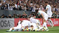 Pemain Inggris pun merayakan gol tersebut dengan sukacita. Keunggulan membuat prediksi The Three Lions lolos ke final kian tampak ketika itu. (Foto: Ryan Pierse/Getty Images)