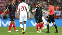 Laga Kroasia vs Inggris berlangsung ketat sejak menit awal di Luzhniki Stadium, Moskow, Kamis (12/7/2018) dini hari WIB. Pelanggaran langsung dilakukan Luka Modric kepada Dele Alli saat laga baru berjalan lima menit. Inggris mendapat tendangan bebas di depan kotak penalti. (Foto: Clive Rose/Getty Images)