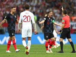Laga Kroasia vs Inggris berlangsung ketat sejak menit awal di Luzhniki Stadium, Moskow, Kamis (12/7/2018) dini hari WIB. Pelanggaran langsung dilakukan Luka Modric kepada Dele Alli saat laga baru berjalan lima menit. Inggris mendapat tendangan bebas di depan kotak penalti. (Foto: Clive Rose/Getty Images)