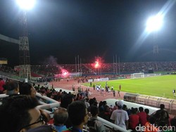 Lampu stadion mati, ketika adu penalti hendak digelar.
