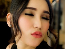 Ciee.. Shahrukh Khan Berminat Nih Nikahin Ayu Ting Ting