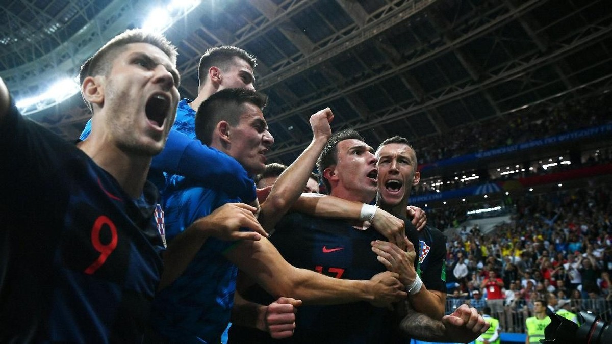 Pemain Kroasia merayakan gol kemenangan atas Inggris yang dicetak Mario Mandzukic di babak kedua extra time semifinal Piala Dunia 2018. (Foto: Dan Mullan/Getty Images)
