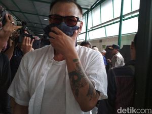 Hadiri Sidang, Tio Pakusadewo Kok Mukanya Ditutup? Hadiri Sidang, Tio Pakusadewo Kok Mukanya Ditutup?