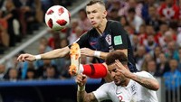 Menyambut umpan silang Sime Vrsaljko dari sisi kanan, Perisic menyontek masuk bola dengan kaki kirinya meski mendapat pengawalan ketat Kyle Walker. (Foto: Reuters)