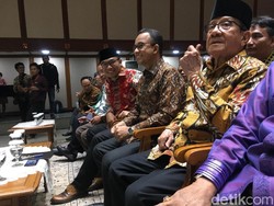 Akbar Tandjung Duduk di Samping Anies di Halalbihalal KAHMI