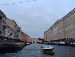 Menikmati Keindahan Kota Saint Petersburg dari Sungai