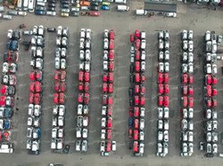 Mobil Bekas Berbaris Bentuk Bendera Inggris, Sayangnya Kalah