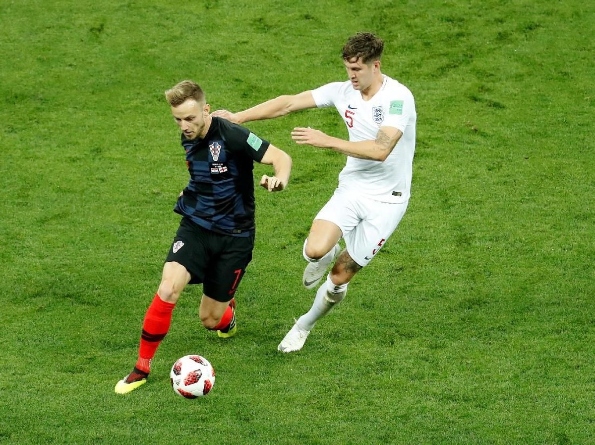Ivan Rakitic berduel dengan bek tengah Inggris John Stones. (Foto: Damir Sagolj/Reuters)