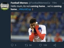 Di babak 16 besar, Lingard sempat menelpon ibunya kalau dirinya masih bertahan di Piala Dunia 2018. Kini ia diejek sebaliknya, dengan mengabarkan jadwal kepulangannya. Bu, aku pulang, katanya. (Foto: Twitter @FootballMemesCo)