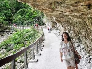 Menjelajahi Trek yang Diapit 2 Tebing