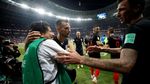 Ups! Pemain-Pemain Kroasia Tindih Fotografer Saat Rayakan Gol Kemenangan
