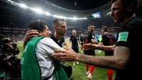 Ivan Rakitic dan Mandzukic tampak lega si fotografer bisa melanjutkan tugasnya lagi. Foto: Carl Recine/Reuters