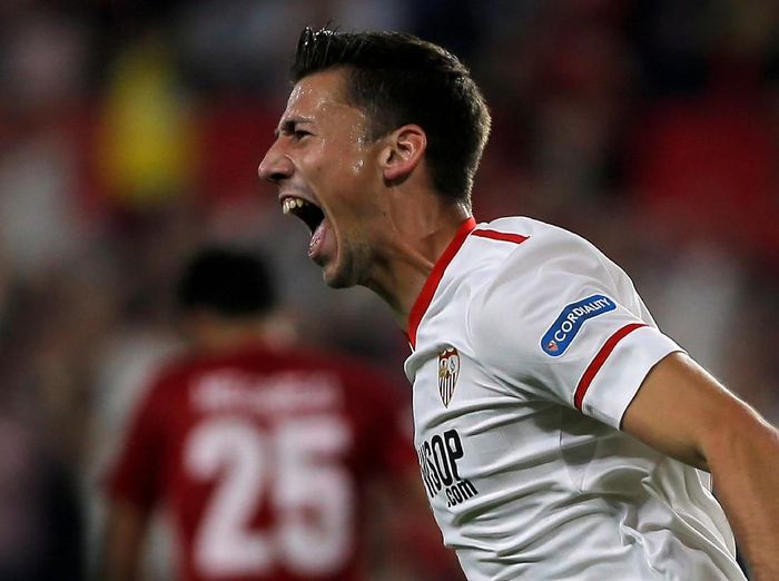 Clement Lenglet dibeli Barcelona dari Sevilla (REUTERS/Jon Nazca/File Photo) Clement Lenglet dibeli Barcelona dari Sevilla (REUTERS/Jon Nazca/File Photo)