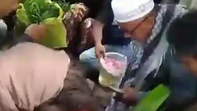 Suasana Haru di Pemakaman Rizky Korban King Cobra Suasana Haru di Pemakaman Rizky Korban King Cobra