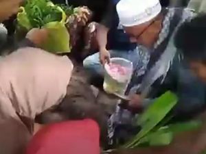 Suasana Haru di Pemakaman Rizky Korban King Cobra Suasana Haru di Pemakaman Rizky Korban King Cobra