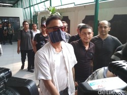 Tio Pakusadewo Tiba di PN Jaksel dalam Kondisi Sakit