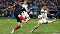 Dari dua pertandingan semifinal Piala Dunia 2018, hanya Mario Mandzukic-lah penyerang murni yang bikin gol. Golnya di babak tambahan memastikan kelolosan Kroasia  saat menghadapi Inggris. Mandzukic menunjukkan dirinya lebih baik dari Olivier Giroud (Prancis), Harry Kane (Inggris), dan Romelu Lukaku (Belgia). (Foto: Reuters)