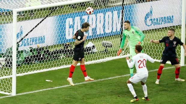 Sime Vrsaljko menggagalkan peluang sundulan John Stones.