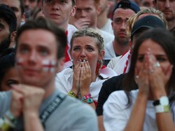 Kekecewaan terlihat dari ekspresi sejumlah suporter. REUTERS/Hannah Mckay.