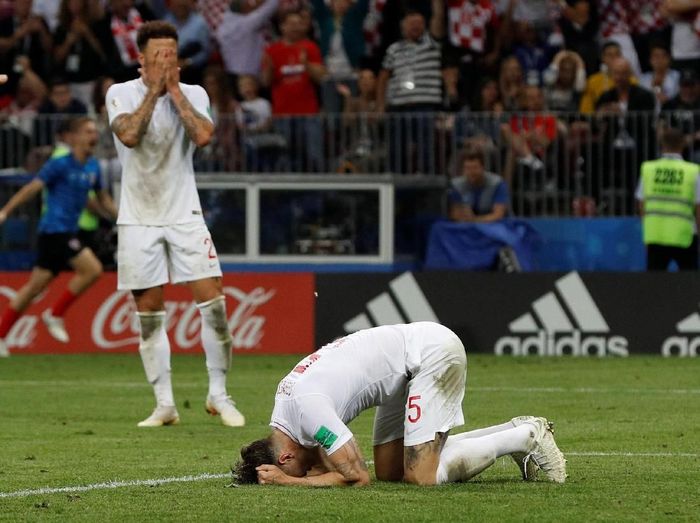 Timnas Inggris tertunduk usai ditaklukkan Kroasia di semifinal Piala Dunia 2018. (Foto: Darren Staples/Reuters) Timnas Inggris tertunduk usai ditaklukkan Kroasia di semifinal Piala Dunia 2018. (Foto: Darren Staples/Reuters)