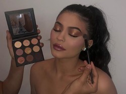 Cerita Kylie Jenner Jadi Miliarder Termuda dari Kosmetik