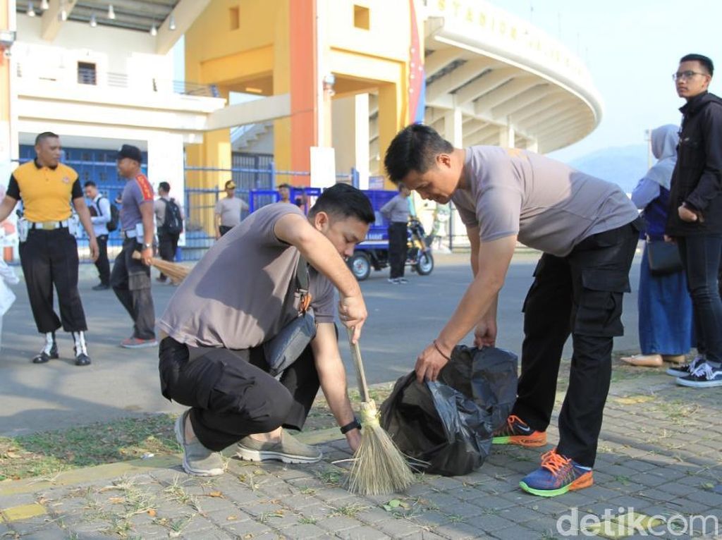 Jelang Asian Games, Seribuan Orang Bersihkan Si Jalak Harupat Jelang Asian Games, Seribuan Orang Bersihkan Si Jalak Harupat