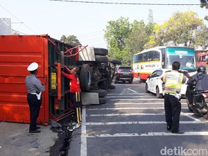 Truk Muat Elpiji Tabrak Tronton di Raya Madiun, 1 Orang Tewas, 1 Luka